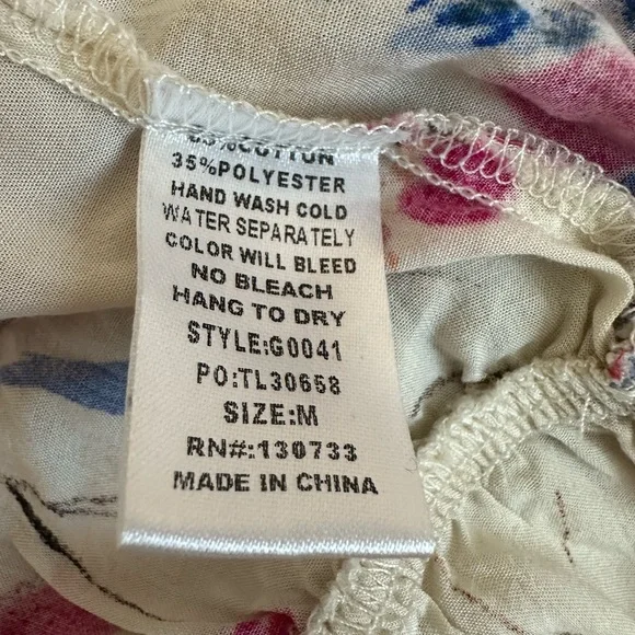 Umgee vibrant floral shorts romper 3/4 bell sleeve Tie belt Wrap front snap Sz M - Picture 8 of 8